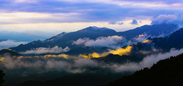 休宁县金龙山出现云海美景