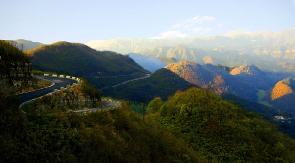 婁山關是紅軍戰鬥遺址,景區以人文景觀取作畫,文物古蹟眾多.