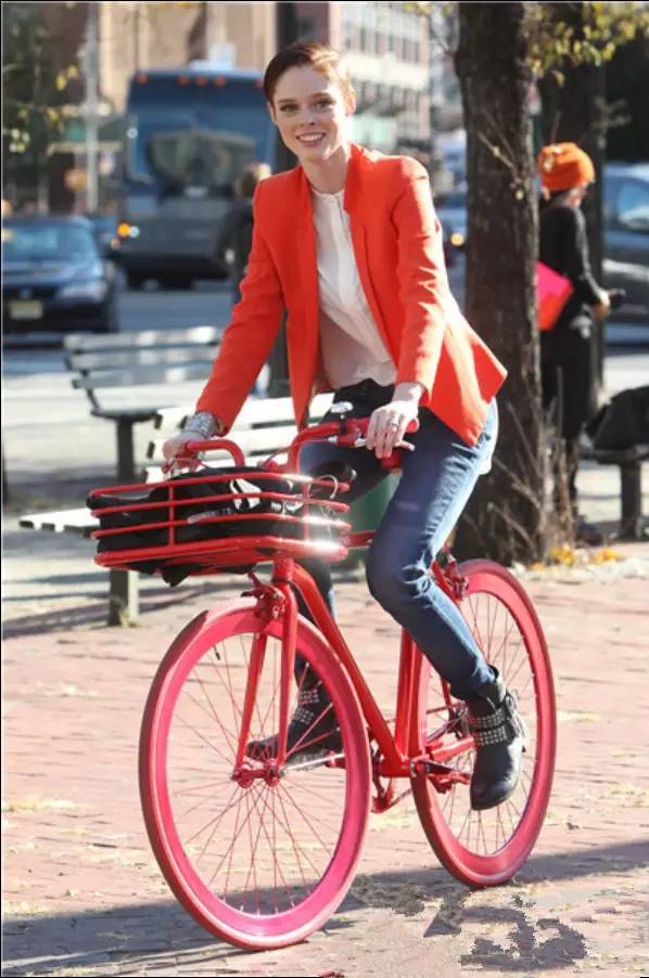 骑着红色自行车的女孩图片