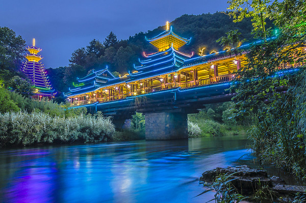 貴陽侗鄉鼓樓夜色風雨橋