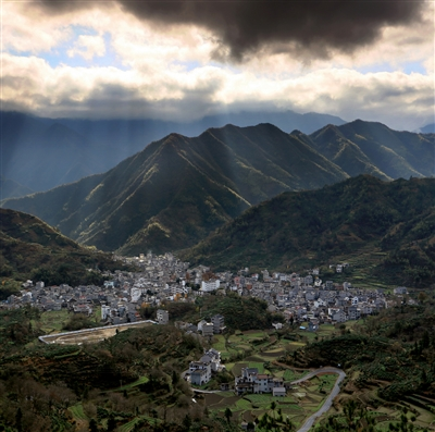 歙县长陔岭之夏云雾缭绕青山碧野