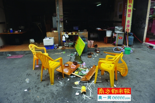 广州:7暴徒挎长刀打砸早餐摊 疑与房屋产权有关