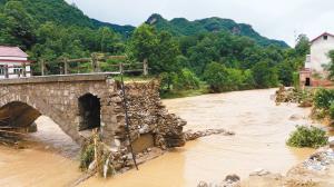 南郑县一座拱桥在洪水中被冲毁