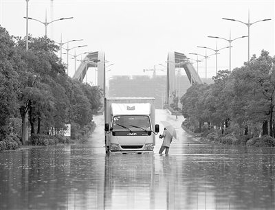 6月27日，江苏仪征建安路部分路段积水严重，车辆通过时熄火。 新华社发