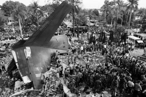 印尼军机坠毁(组图)