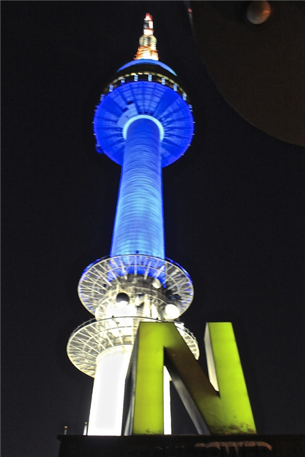 n首尔塔(n seoul tower)算是首尔标志性建筑了,经常出现在各大韩局行