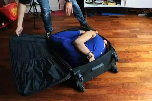 钻行李箱柔术图片