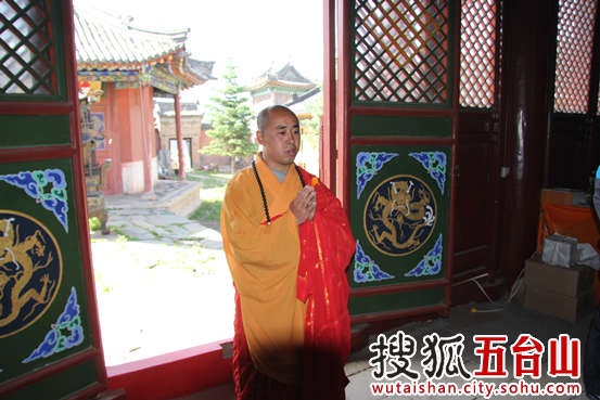 记五台山寿宁寺通赞法师—捐资助学与爱同行