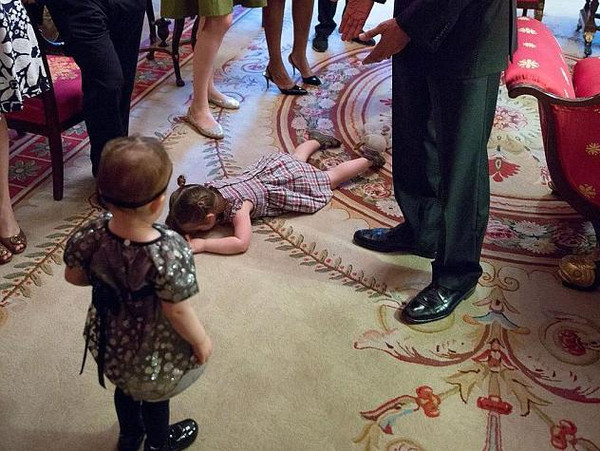 不开心!两岁小女孩趴在奥巴马脚边发脾气