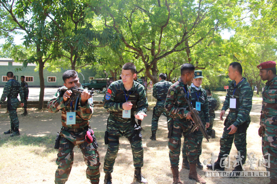 中國武警參訓官兵與斯方官兵就vip警衛,房屋突入射擊,叢林搜索射擊