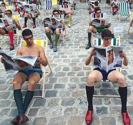 40位大长腿裸男坐在一起看报纸仅仅是个开始哦