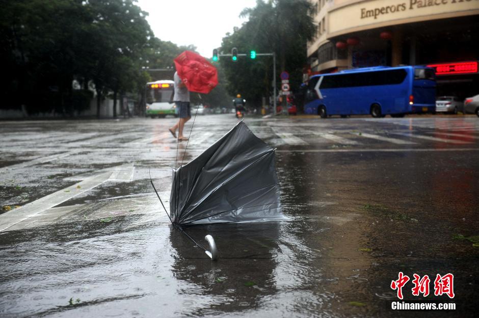 台风"莲花"强势来袭 汕头海岸掀起巨浪(组图)