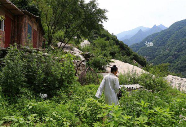 探访美女道长的深山隐居生活