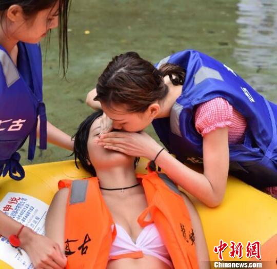 护漂员进行急救培训 柳青 摄