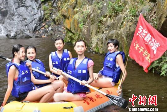 广东清远某漂流景区高薪聘请美女护漂员 徐伟林 摄