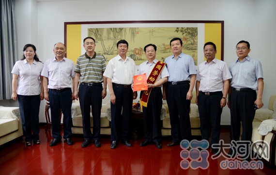 平顶山市人大常委会副主任,市总工会主席严寄音(左一)为平顶山银行
