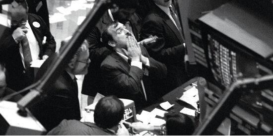 黑色星期一后，美国总统里根、财政部长贝克相继发表声明稳定市场，导致股灾并未严重影响美国经济。图为纽交所内交易员对行情感到惊讶。