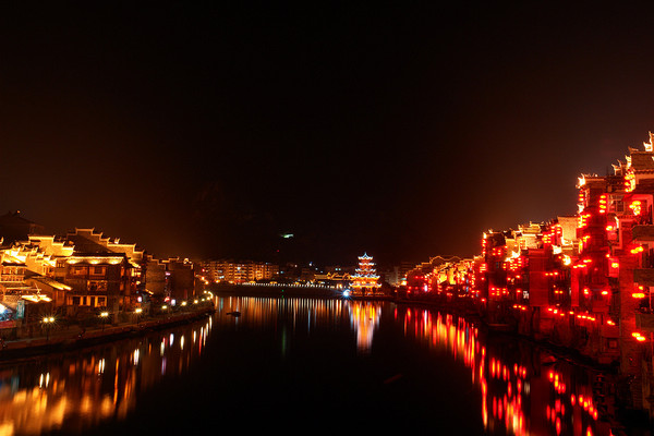 入夜後的鎮遠古鎮恢復寧靜,沒有喧囂的夜生活,唯有靜謐的夜景.