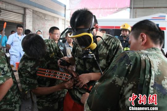 事故现场医护人员正在抢救。 巫明杰 摄
