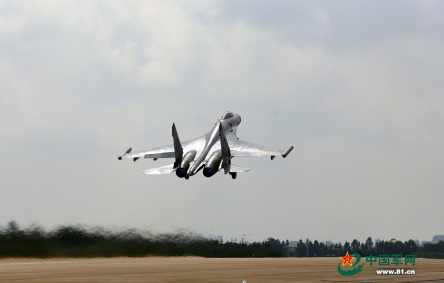 7月14日,某機場熱浪滾滾,一架架戰鷹陸續加力起飛奔向訓練空域.