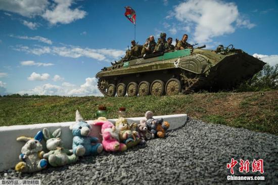 当地时间7月16日，乌克兰东部Hrabove附近，马航MH17空难一周年前夕，反对派民间武装分子守卫在坠机现场。