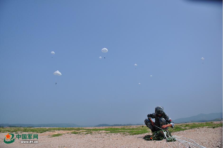 【組圖】重徵藍天:空降兵某部跳傘複訓第一跳(組圖)