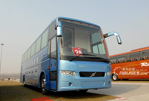 volvo9800也叫作b12m,屬於12米大型高三級客車,在國內由西安西沃客車