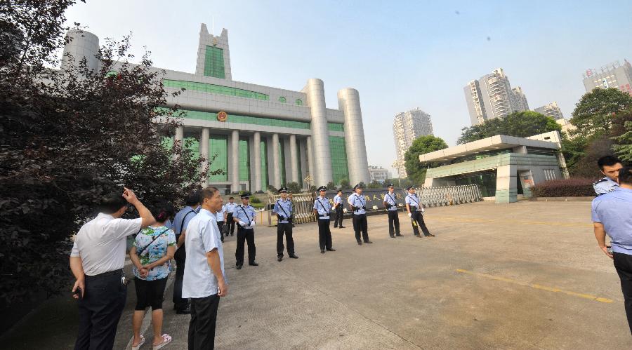 開庭前的湘潭市中級人民法院正門(7月21日攝).