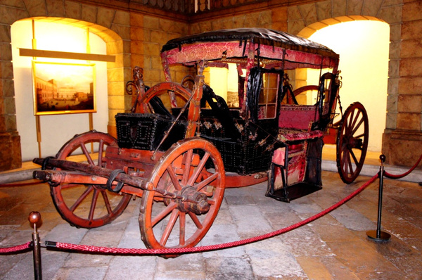 這裡原為皇家騎術學院,館內藏有16-19世紀的各種馬車相關物品.