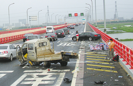 在杭州湾跨海大桥上发生惊险一幕,一辆行驶中的货车被宝马追尾后撞上