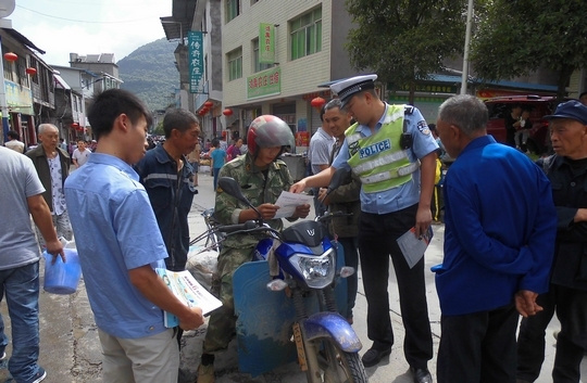 7月23日,武隆交巡警大隊利用鄉鎮趕集日,聯合縣安監辦工作人員來到縣