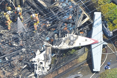 日本警方26日證實,一架小型私人飛機當天上午起飛後不久失事,撞毀