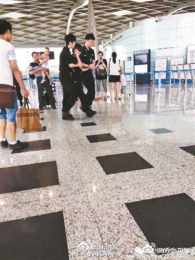世态万象  昨日据民航中南公安局消息,7月26日凌晨,深圳航空一架由