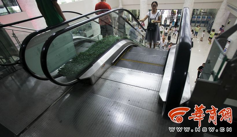 湖北省荆州市安良百货公司近日发生电梯"吃人"事故,一名乘梯女士被