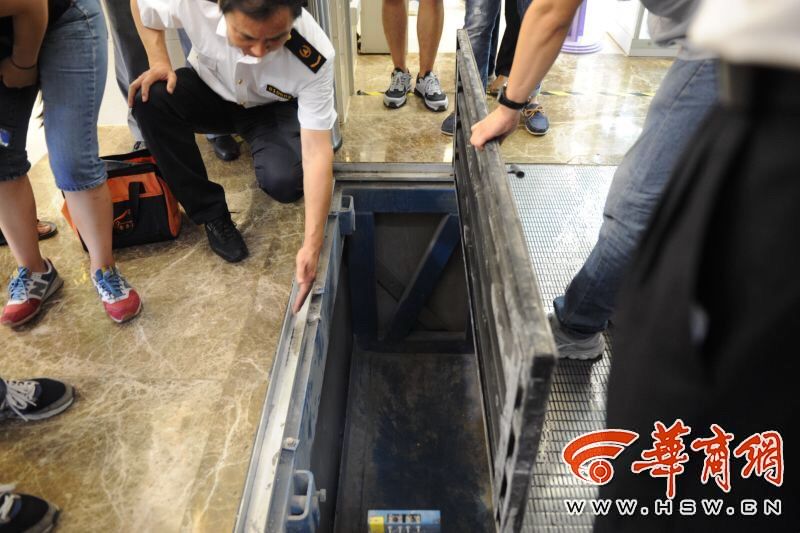 湖北省荆州市安良百货公司近日发生电梯"吃人"事故,一名乘梯女士被