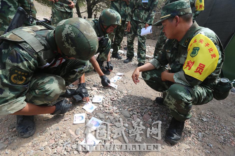 内蒙武警巅峰对决:扛圆木冲锋 攀山崖狙击(组图)