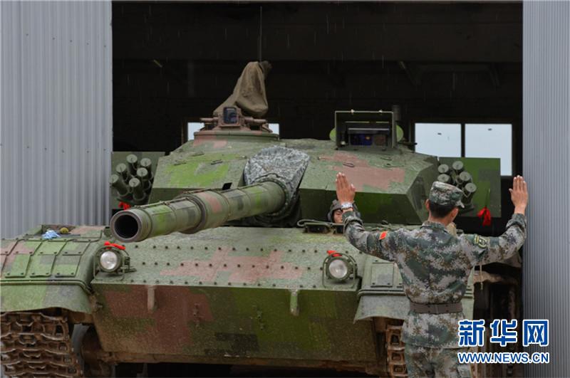 解放軍備戰大賽:裝甲車過路考 坦克開火(組圖)