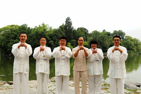 武當功夫第十五代傳人,北京武林會館館長蔣棕(中四)在北大校園未名湖