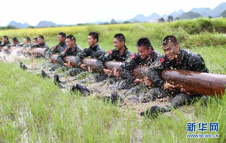 武警"眼镜蛇突击队"训练残酷(1/7(组图)