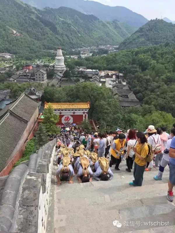 朝拜圆满,上惟下俊师父开示大众:坚持礼拜人生的一座高山-我慢山.