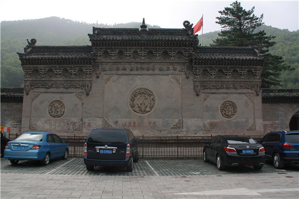 南山寺,整個寺院共有7層,分為三大部分,下三層名為極樂寺,中間一層名