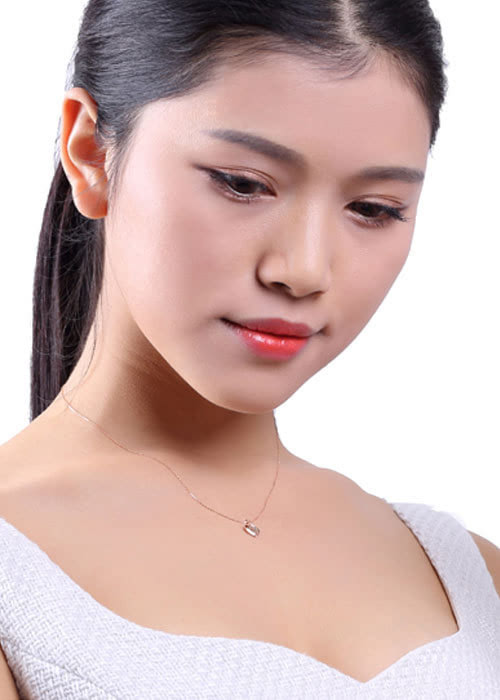 关于有梦女性的故事,心形镶钻石吊坠?