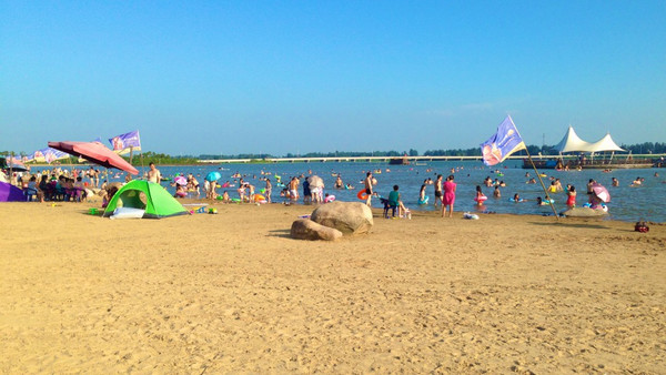 现在,这里成了阜宁美丽的金沙湖旅游景区.有长约1公里的细软沙滩,有