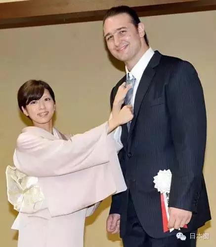 日本相扑们居然都娶到这样的美女老婆