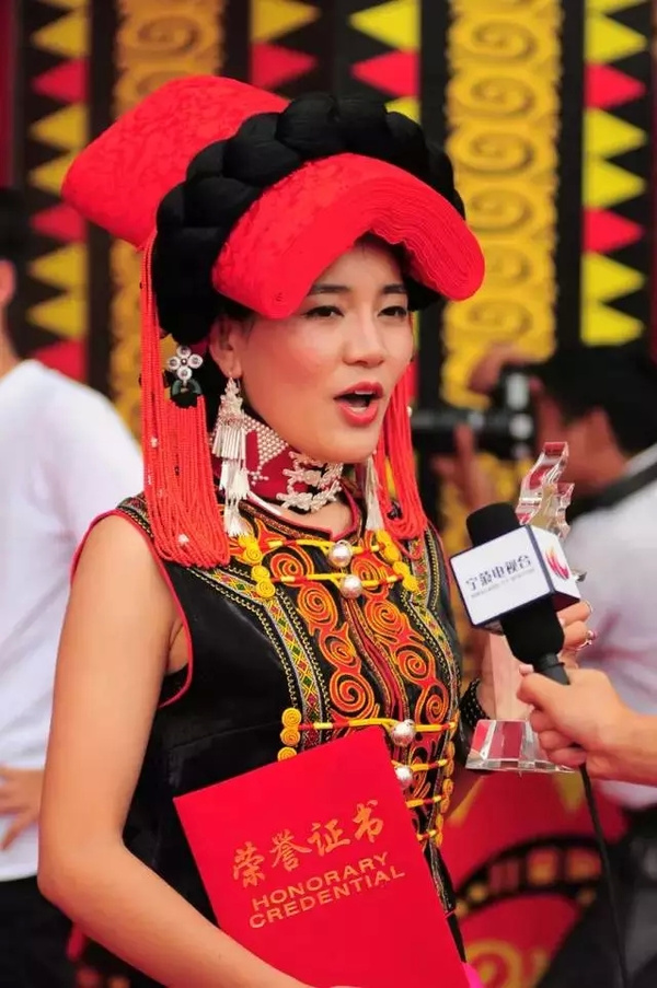 凉山彝族火把节的传统选美比赛在丽江举行