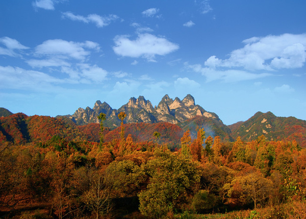 吴山为陕西省第二名山,与华山并称"二华.