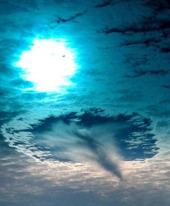 驚天空雲層裂開一個大窟窿