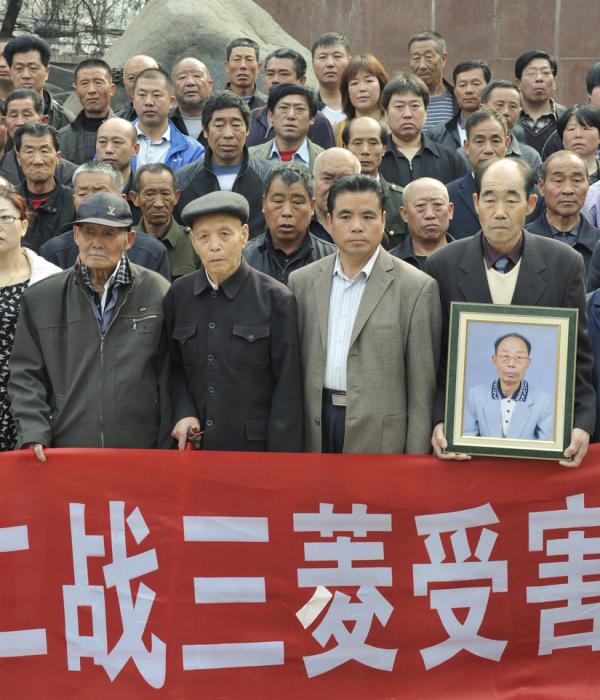 2014年4月，中国河北省石家庄市，提交诉状前聚集在公园的二战幸存者（前排左起两人）和遗属等人。 东方IC 资料