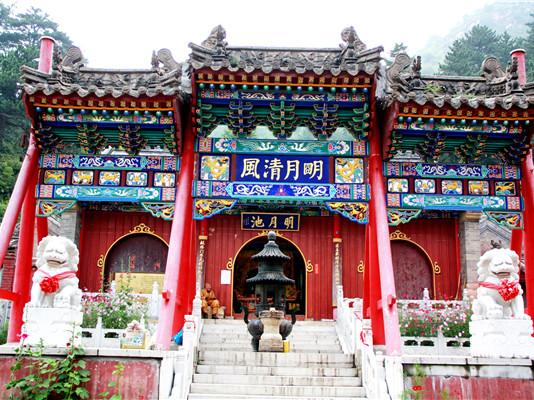 观海寺,俗称明月池创建于北魏,属五台山历史悠久的古刹