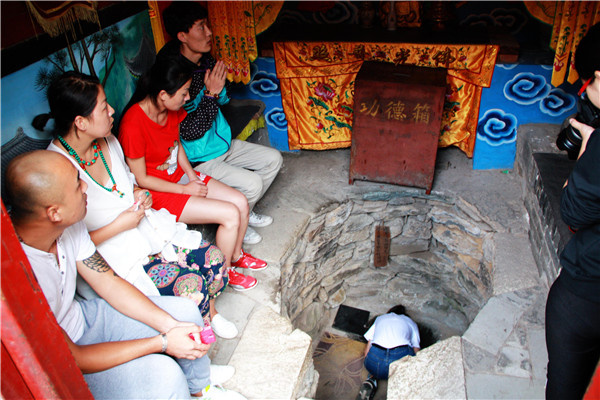 观海寺,俗称明月池创建于北魏,属五台山历史悠久的古刹